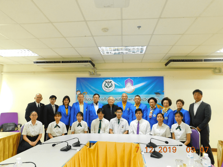 บริษัทฯ ร่วมกับคณะกรรมการมูลนิธิทุนแพทย์เพื่อปวงประชามอบทุนการศึกษาให้แก่นิสิตแพทย์ที่มีผลการเรียนดีและมีความประพฤติดี